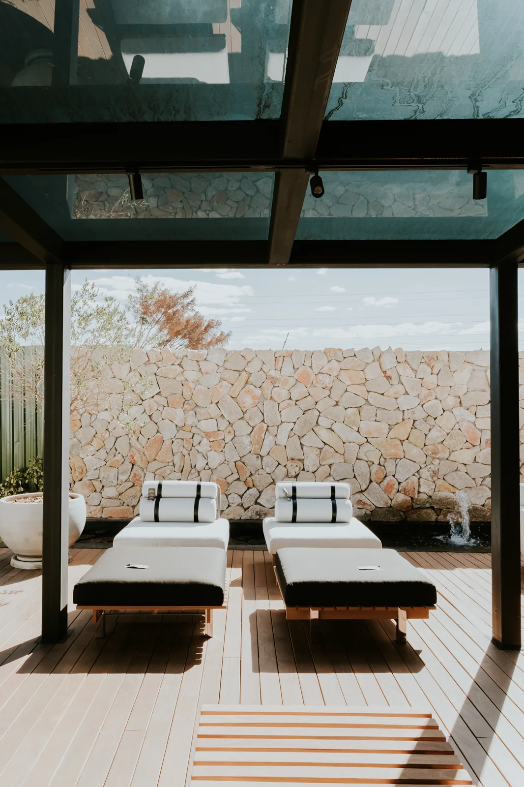 Ambiente do showroom com sofá e mesa